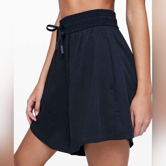 Lululemon Feeling Femme Short 5"True Navy Sz 10 - Picture 2 of 13